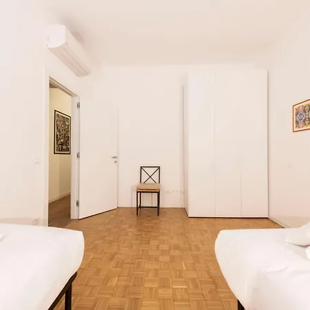 Three Balconies * فيرونا